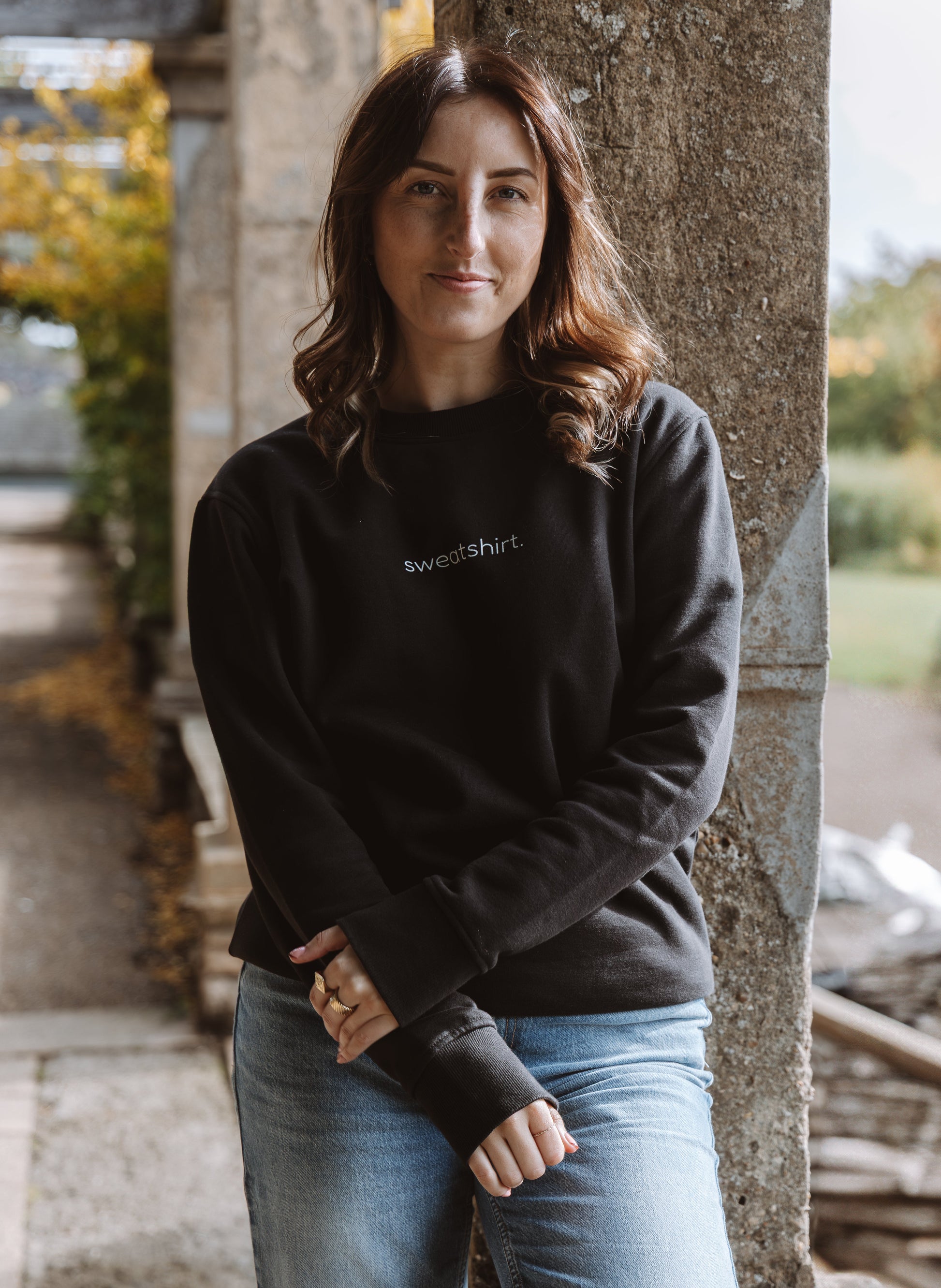 simple. sweatshirt. black.-5