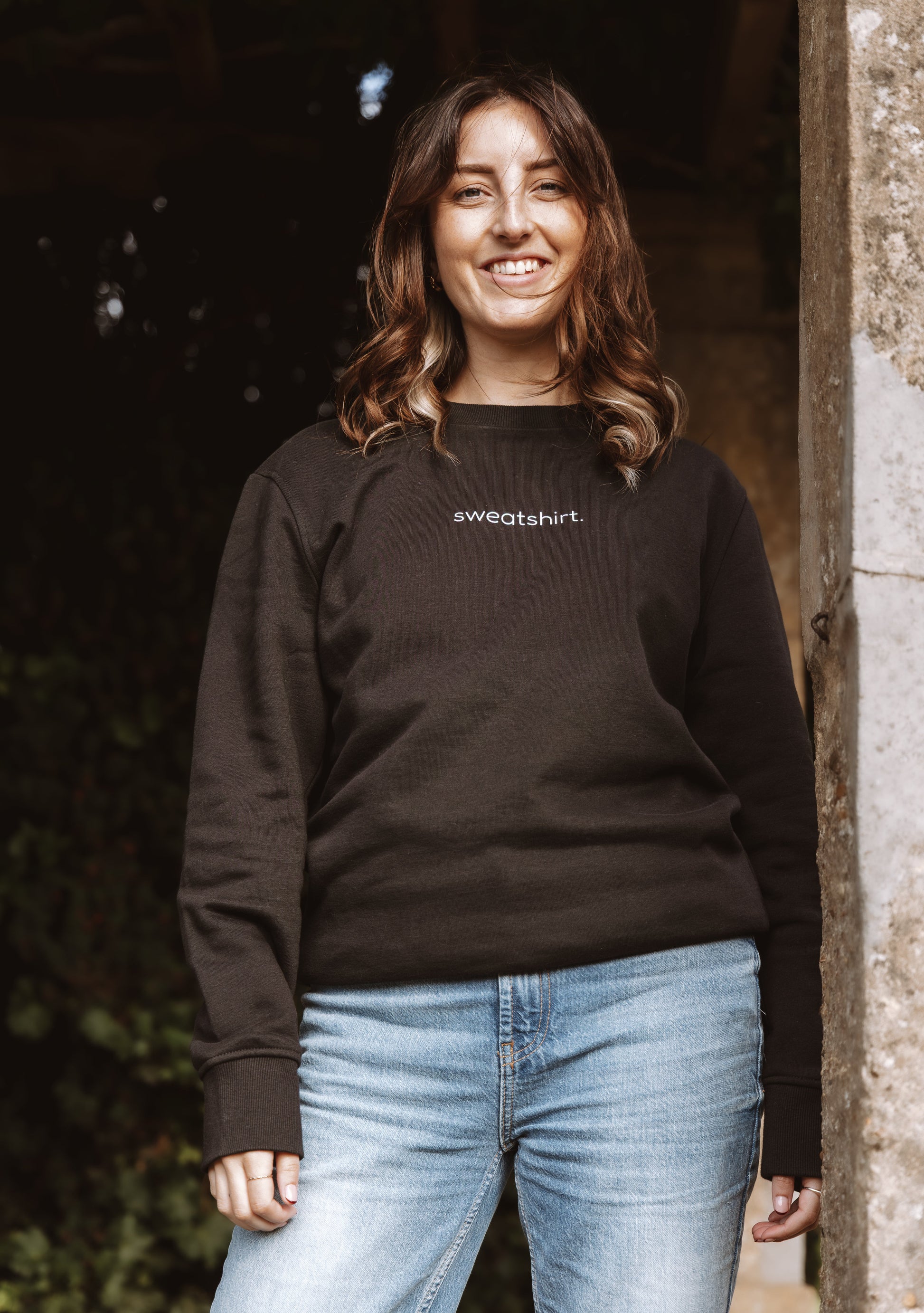 simple. sweatshirt. black.-10