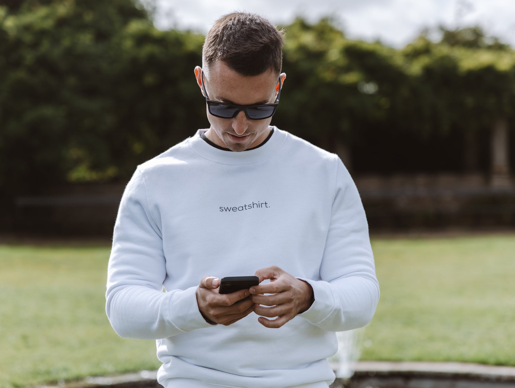 simple. sweatshirt. white.-6